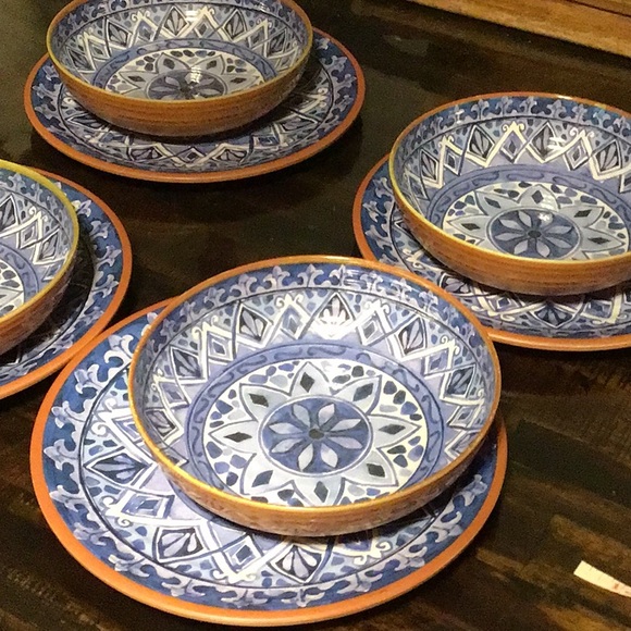 Lot of 8 Melamine Bowls and Plates - Picture 2 of 8